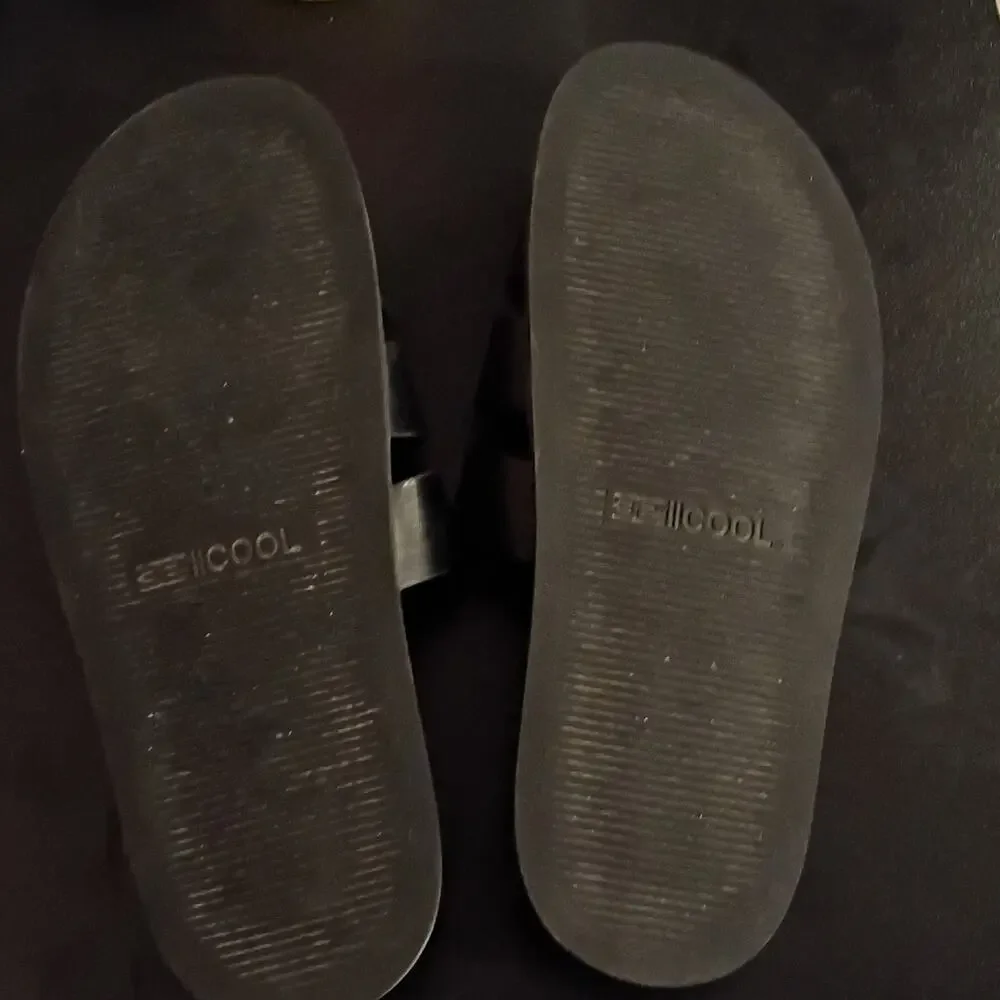 Cool Men's Black Faux Leather Slide Sandals Slip-On Logo Accent US 9 No Box